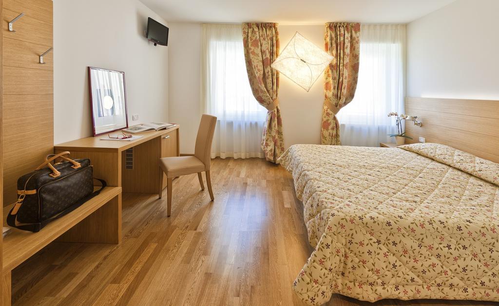 Hotel Romanda レーヴィコ・テルメ エクステリア 写真